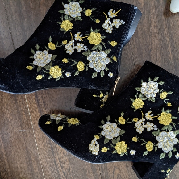Embroidered velvet booties - Picture 2 of 2